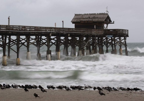 El peligroso Matthew sube a categoría 4 y ya se siente en Florida