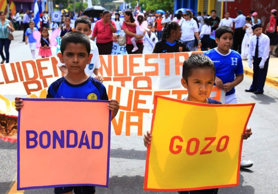 Color y fervor en los desfiles de estudiantes en Honduras