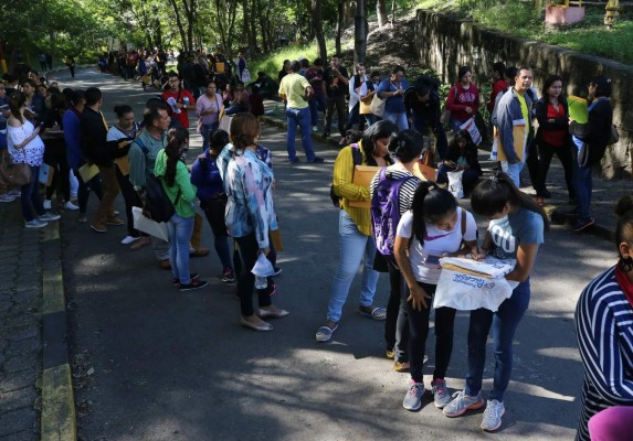 Más de 22,000 docentes compiten por 5,205 plazas