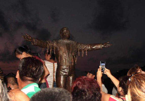 Develan estatua de Juan Gabriel en Acapulco