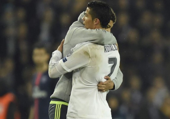VIDEO: Aficionado invade campo para abrazar a Cristiano