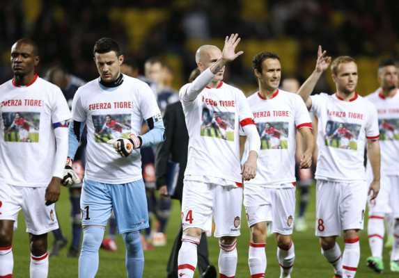 Mónaco homenajea a Falcao, gana al Marsella y se acerca al líder
