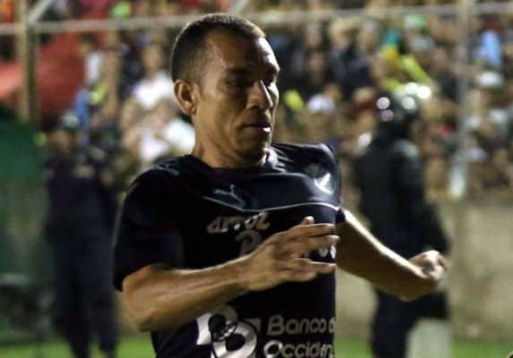 Leonardo Isaula iguala récord de más juegos en la Liga Nacional