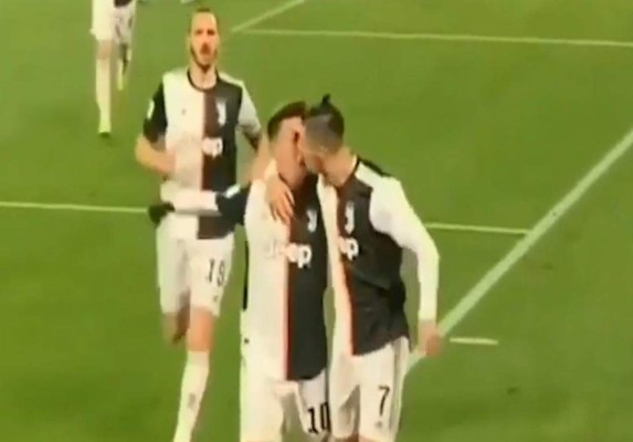 Video: 'Beso' entre Cristiano Ronaldo y Dybala causa revuelo en redes sociales