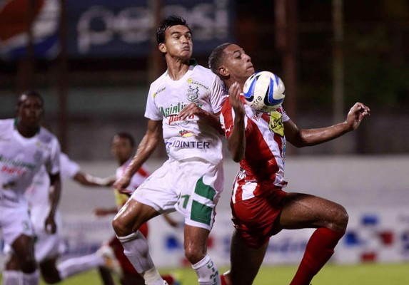 Platense ganó, gustó y goleó en otra gran noche de 'Rambo' de León