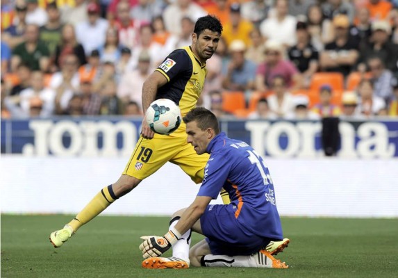 El Atlético queda muy cerca del título con triunfo importante en Valencia