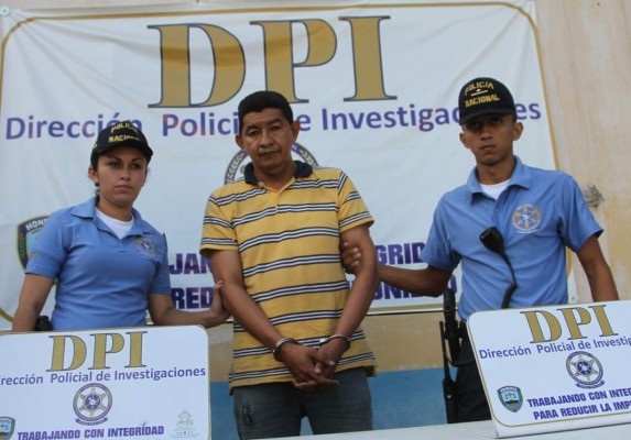 Detienen a maestro por supuesta violación especial