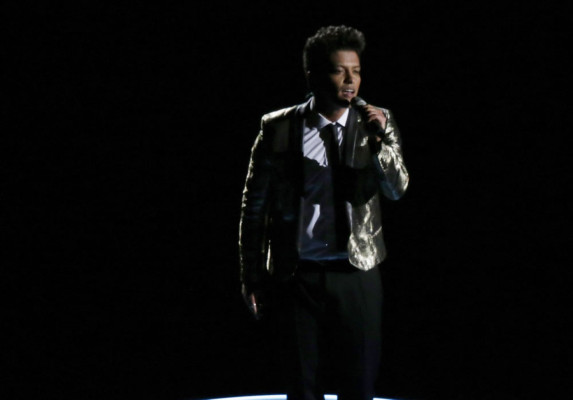 Espectáculo de Bruno Mars opacado por fuegos artificiales