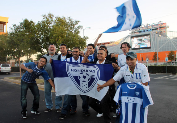 Afición catracha vibró con la Bicolor en Houston