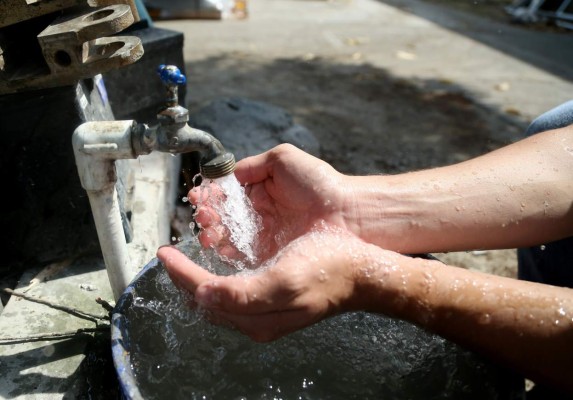 Consumo de agua sube un 15% en el verano