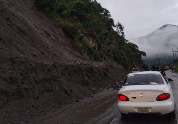 Derrumbe ocasiona congestionamiento en carretera hacia Cofradía