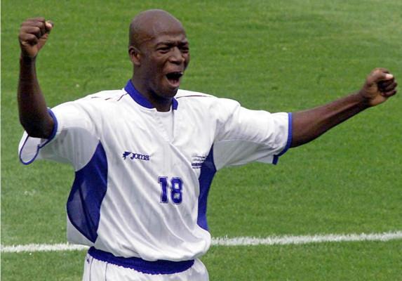 Saúl Martínez celebró goles importantes con la camisa de la Selección.