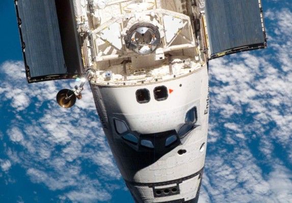 Los astronautas del Endeavour se preparan para la primera caminata espacial