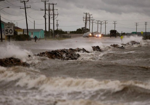 El huracán Arthur se aleja de la costa este de Estados Unidos