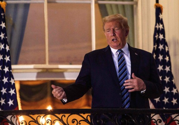 Trump causa alerta al mostrar dificultades para respirar al regresar a la Casa Blanca