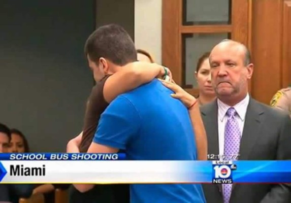 VIDEO: Una madre brinda conmovedor abrazo al asesino de su hija