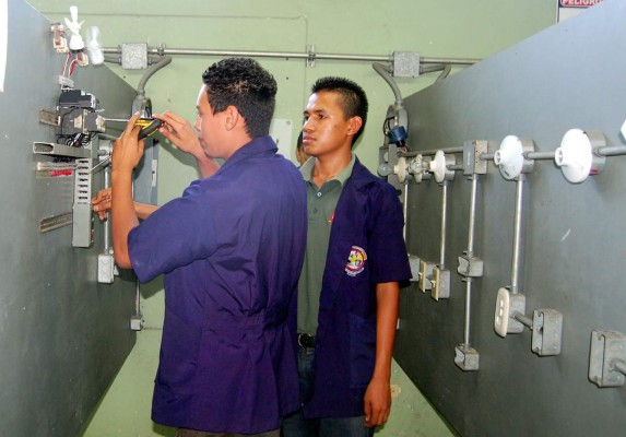Mejoran educación en centros técnicos sampedranos