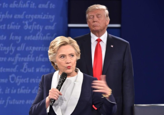 Trump y Clinton cruzan ataques sobre escándalos sexuales en segundo debate