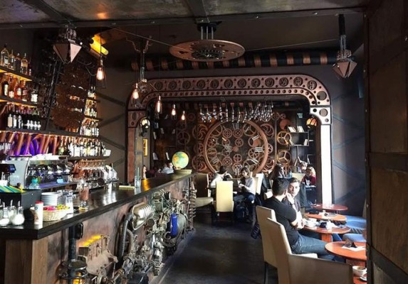 Un bar rumano viaja a un futuro alternativo inspirado en Julio Verne