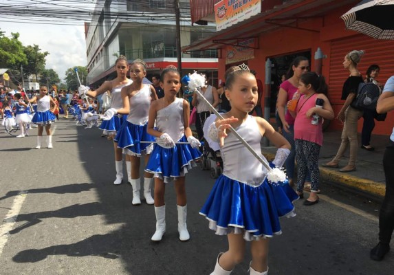 Escuela José Trinidad Cabañas, primera en desfilar en San Pedro Sula