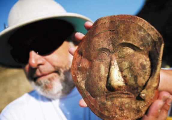 Encuentran máscara de oro