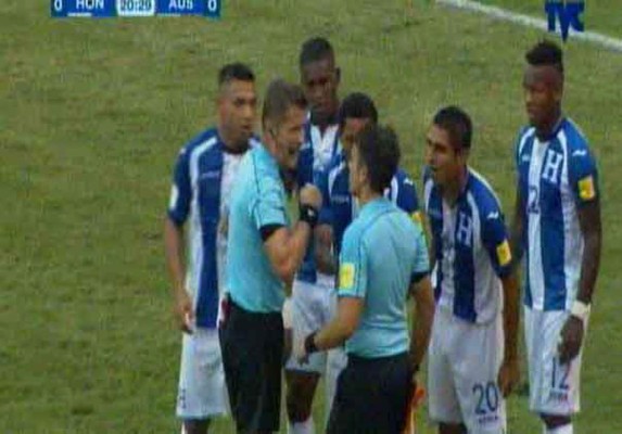 Video: Árbitro italiano le pital penal en contra a Honduras y luego se retracta