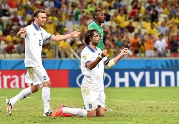 Samaras clasifica a Grecia a octavos con un gol de penal en el descuento