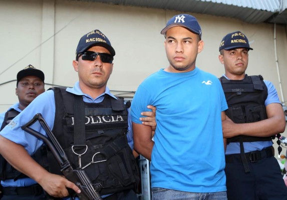 San Pedro Sula. Lo que un dÃ­a comenzÃ3 como una historia de amor y ensueÃ±o, de repente cambiÃ3 a mÃ¡s terrible y macabra de las pesadillas. Francisco Donaldo Avilez VÃ¡squez, el hombre que le jurÃ3 amor eterno a la exreina de belleza Merlyn Waldina Alvarado Vaquis (31), confesÃ3 haber sido Ã©l quien le quitÃ3 la vida a causa de los celos que lo consumÃ­an. Autoridades policiales ligadasa la investigaciÃ3n del crimen indicaron que Avilez llevÃ3 bajo engaÃ±os a la hermosa joven a unos potreros de la aldea Jardines del Norte de Choloma, donde lamatÃ3 y luego la enterrÃ3.