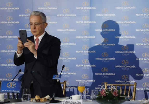 Uribe dice que una acción militar en apoyo a Guaidó no sería un golpe de Estado