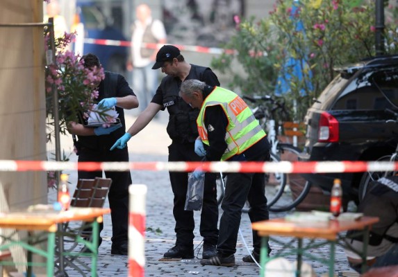 Migrante sirio deja 12 heridos en ataque suicida con bomba en Alemania