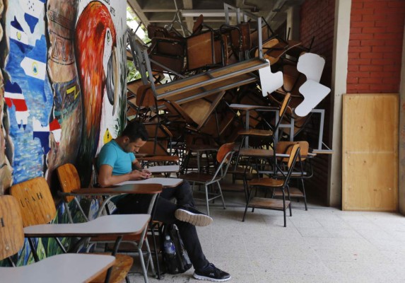 Otras 12 carreras más pierden período en Unah