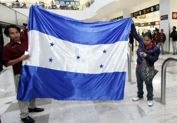 Hondureños empiezan a hacerse sentir en el Estadio Azteca