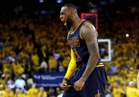 LeBron James lidera a Cavaliers y empata la final de la NBA con Warriors
