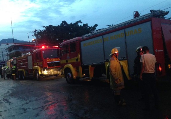 Incendio destruye almacén de desechos en San Pedro Sula