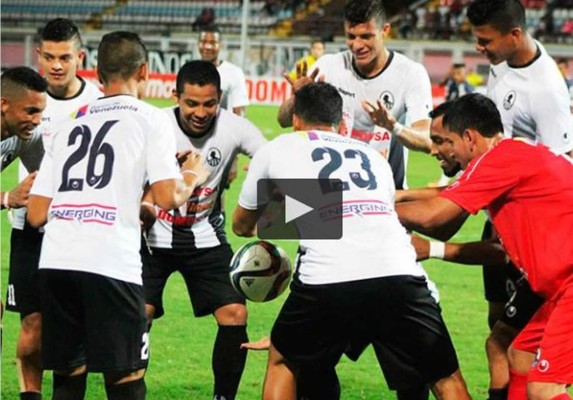 Celebró su gol con impresionante truco de magia