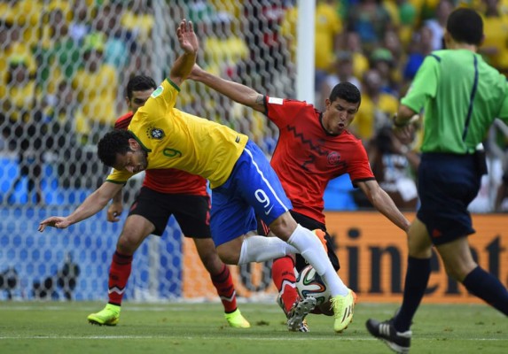 México se le atraganta al anfitrión Brasil con un gran 'Memo' Ochoa