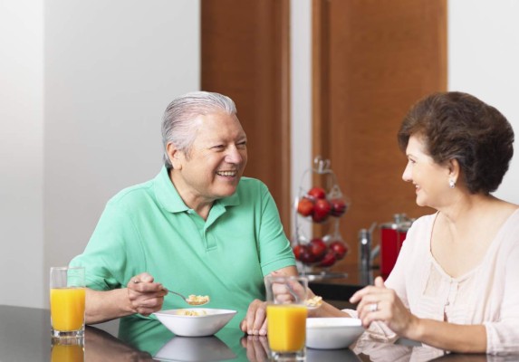 El adulto mayor debe cuidar su alimentación