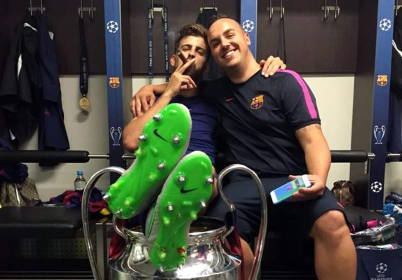 Piqué celebra la 'Orejona' fumando el puro de la victoria