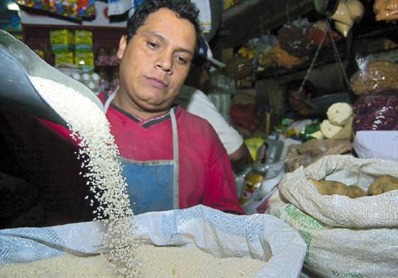 El arroz es uno de los alimentos más estable en cuanto a precios. La libra se encuentra entre L11 y L12, depende la empresa distribuidora. 