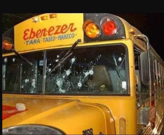 ¿Qué decía el enorme cartel que le dejaron a bus de la Ebenezer la Navidad del 2004?