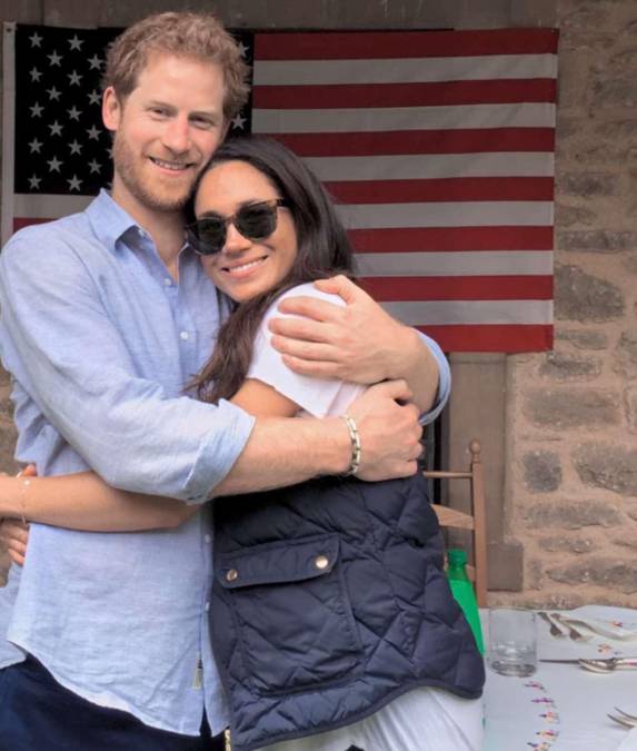 Los primeros tres episodios del documental sobre la vida de los duques de Sussex, Harry y Meghan, fueron emitidos este jueves por la plataforma Netflix, en los que la pareja cuenta cómo se conoció y critica la fuerte intromisión de la prensa.