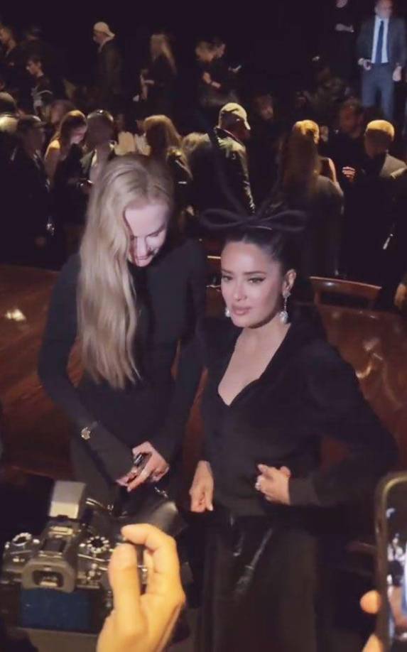 A pesar de que uno de los fotógrafos solicitó que ambas actrices posaran juntas, la situación no se resolvió de inmediato, ya que Kidman decidió intercambiar algunas palabras con Hayek antes de alejarse. Este gesto ha sido interpretado por los internautas como una clara muestra de tensión entre las dos estrellas.