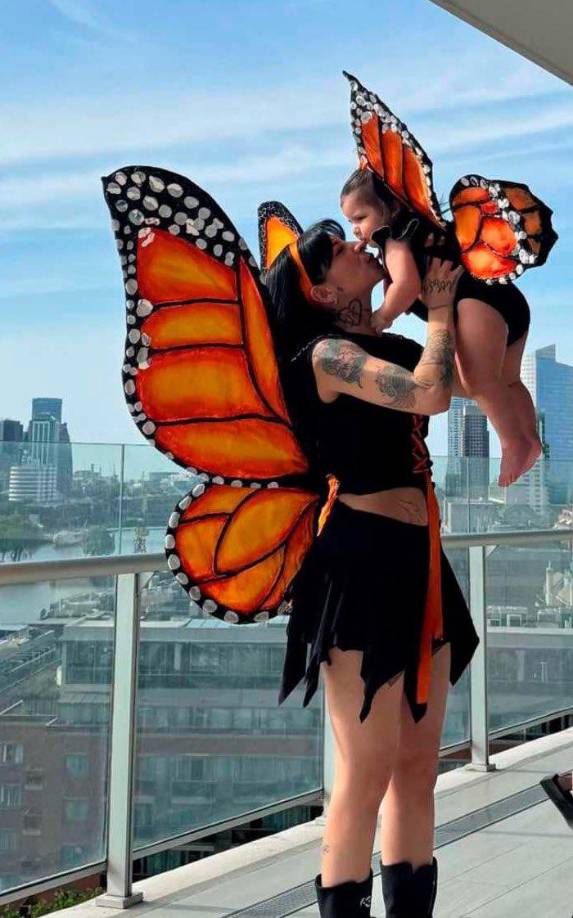 Por su parte, Cazzu ha compartido ocasionalmente algunas tiernas fotografías compartiendo con su hija, incluso se le ha visto un cambio en su manera de vestir desde que se convirtió en madre. 