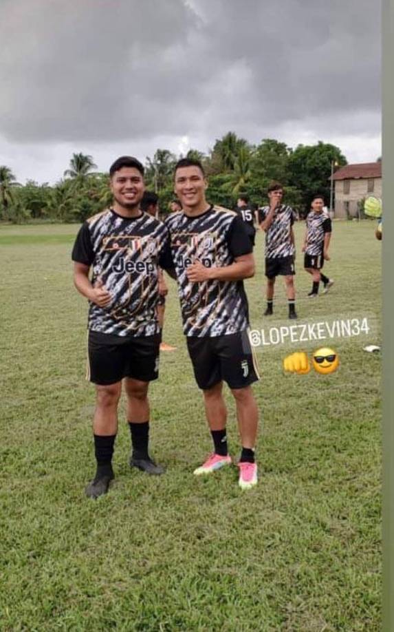 El mediocampista Kevin López decidió compartir con amistades en un partido de fútbol.