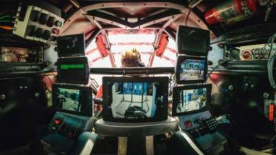 Fotografía cedida por MegaBots, de la cabina de mando de Eagle Prime, un robot de la empresa estadounidense MegaBots que pesa 12 toneladas, mide 4,8 metros de altura y tiene una capacidad de 430 caballos de potencia y participó en un combate a muerte de robots. Como si de protagonistas de la saga 'Transformers' se tratara, robots humanoides gigantes se enfrentaron por primera vez en un 'duelo a muerte' en un proyecto que pretende convertirse en una modalidad 'deportiva' con millones de seguidores. EFE.