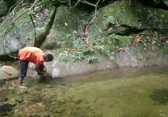 Instalan letrinas para evitar contaminación en quebradas