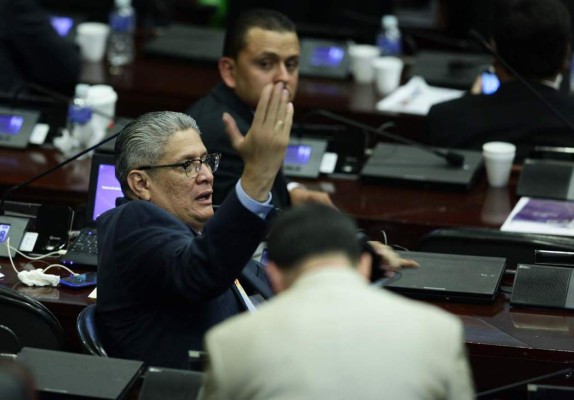 Esdras Amado pide a Mel que le envíen resolución donde desconocen su militancia