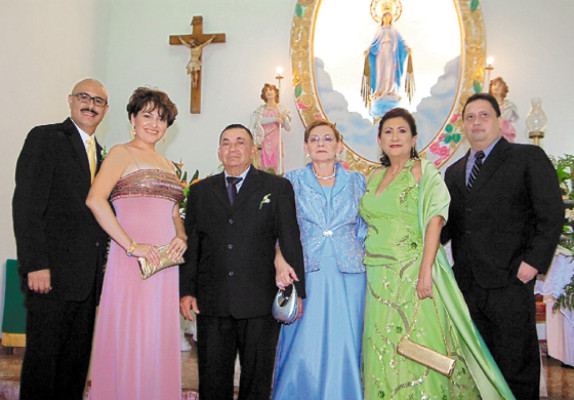 Regocijo por los novios
