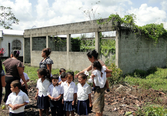 Buscan fondos para terminar construcción de jardín de niños