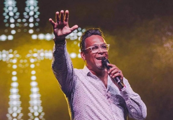 El cantante cristiano René González está en cuidados intensivos
